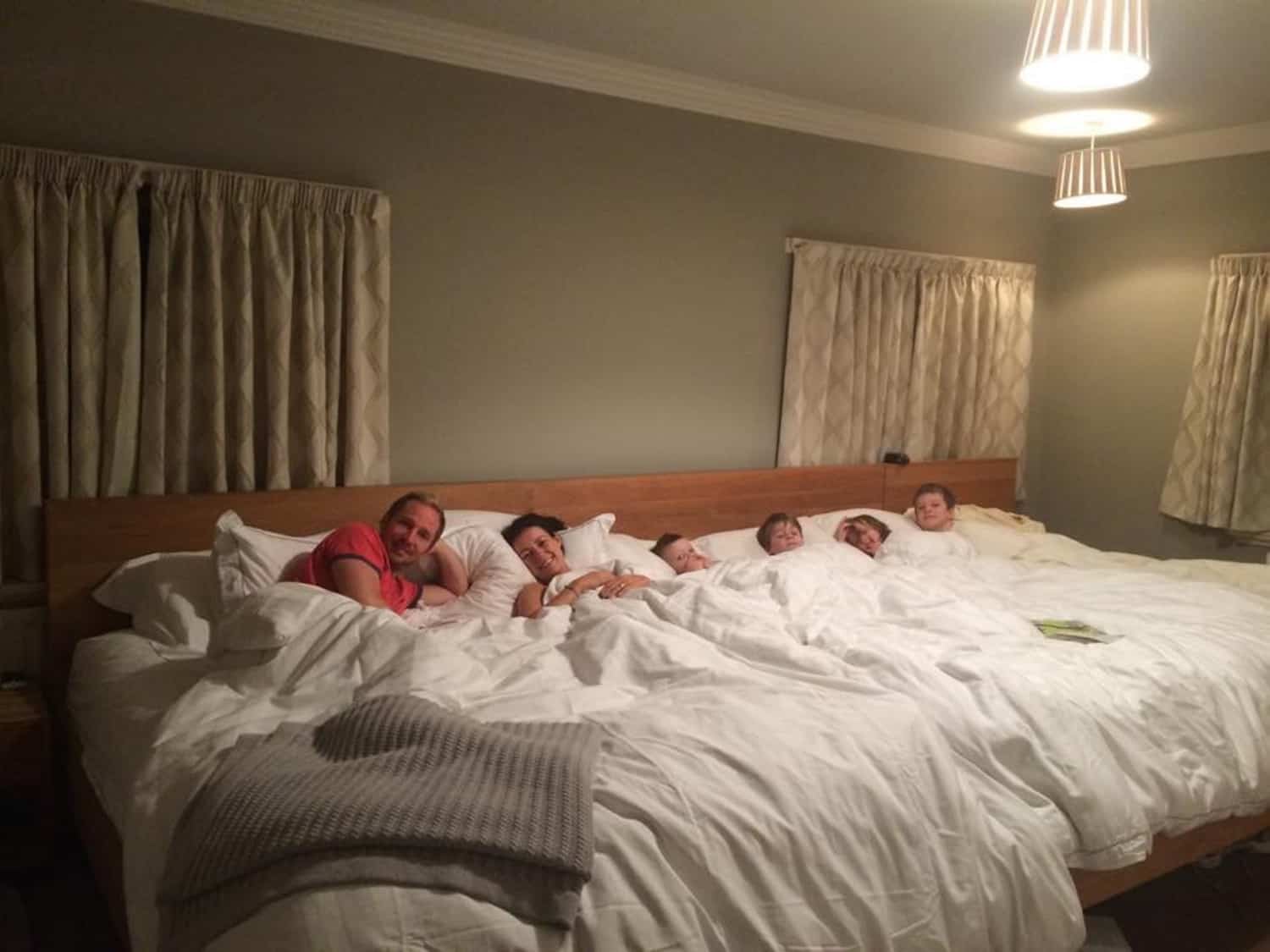 дети спят в одной кровати
